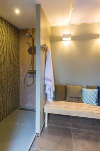 a bench in a bathroom with a shower at Hôtel 96 in Marseille