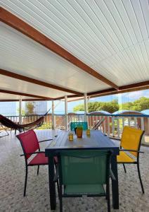 Balkón nebo terasa v ubytování Trois Rivières T2 avec grande terrasse ombragée vue mer