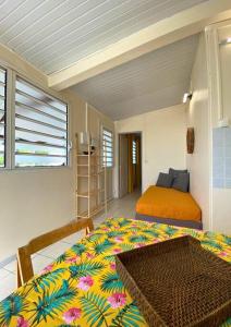 Postel nebo postele na pokoji v ubytování Trois Rivières T2 avec grande terrasse ombragée vue mer