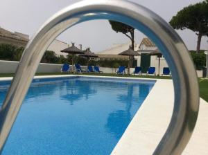 Der Swimmingpool an oder in der Nähe von Villas La Barrosa