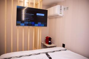 TV a/nebo společenská místnost v ubytování QUICK'HOT By GTS - capsules et chambres confortables