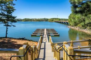 Fotografie z fotogalerie ubytování Dockside Dreams by Lake Hartwell with Clubhouse Amenities v destinaci Clemson