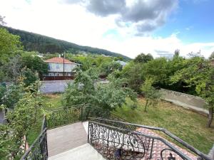 een uitzicht op een huis vanaf het balkon van een huis bij Surami Comfort House in Surami