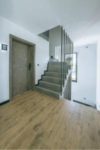 pusty pokój ze schodami i drzwiami w obiekcie SkyHel Apartamenty 101 w mieście Hel +2 zdjęcia