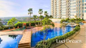 Πισίνα στο ή κοντά στο Luci Dream Benson Apartment at Supermal Pakuwon