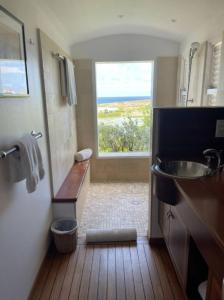 Télévision ou salle de divertissement dans l'établissement Villa BOT- EVERSAIL avec vue panoramique sur l'océan