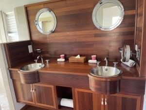 Salle de bains dans l'établissement Villa BOT- EVERSAIL avec vue panoramique sur l'océan