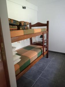 a couple of bunk beds in a room at Quinta La Gloria in La Plata