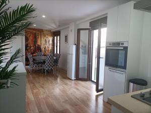a kitchen and dining room with a table with chairs at Madinat Garnata, Parking & Rooftop terrace in Granada