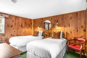 Postel nebo postele na pokoji v ubytování Phoenicia Lodge