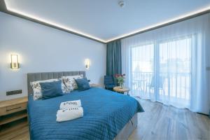 Postel nebo postele na pokoji v ubytování SkyHel Apartament 102