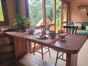 Una mesa de madera con un plato de comida encima. en Refúgio Terracota uma casa bioconstruída com arte, en Mairiporã