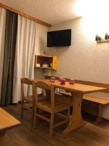 TV a/nebo společenská místnost v ubytování L'Eterlou on pistes,Val Thorens