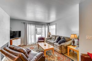 una sala de estar con un sofá y una mesa en Near Hiking Cozy Anchorage Retreat with Fireplace!, en Anchorage