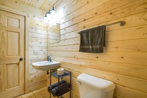 Un baño de madera con lavabo e inodoro. en Pecatonica River Cabin about 9 Mi to Yellowstone Lake, en Blanchardville 18 fotos más