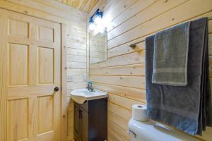 Un baño de madera con lavabo e inodoro. en Riverfront Cabin Rental about 9 Mi to Yellowstone Lake, en Blanchardville 17 fotos más