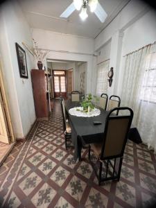 una sala da pranzo con tavolo e sedie di Casa Alberdi a Colón