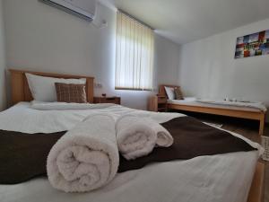 Postel nebo postele na pokoji v ubytování Apartmani - Kladovski Konak