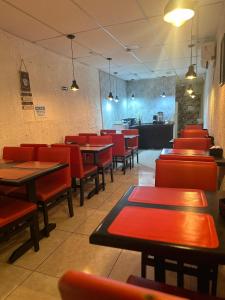 ON HOSTEL II Gru Aeroporto Translado 24 hs的休息区