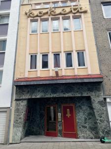 a building with a red door in front of it at Cologne Apartments, direkt am Dom Zentrum 3 Zimmer Studio 46 qm in Cologne