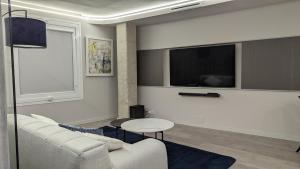 een woonkamer met een bank en een tafel bij Murcia Luxury Plaza de las Flores Apartment in Murcia