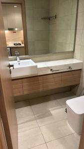 une salle de bain avec un lavabo, des toilettes et un miroir dans l'établissement Luxury Studio near burj khalifa in Azizi Riviera, à Dubaï
