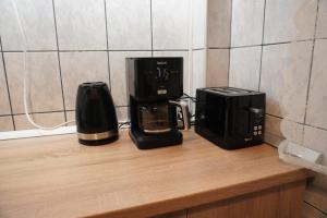due bare e una macchinetta del caffè su un bancone di Gabry Elle's Cozy Place - Calea Moșilor a Bucarest