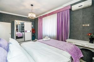 Ένα ή περισσότερα κρεβάτια σε δωμάτιο στο Luxury 3 Bedroom Apartment in Nizami street