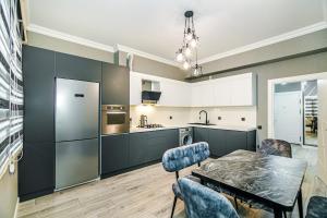 Η κουζίνα ή μικρή κουζίνα στο Luxury 3 Bedroom Apartment in Nizami street