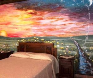 ein Schlafzimmer mit einem Gemälde an der Wand in der Unterkunft L'Accordo in Vetralla