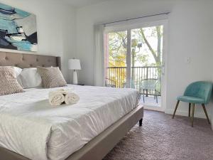 Ένα ή περισσότερα κρεβάτια σε δωμάτιο στο Luxury New 1B1B Private Balcony w Washer Dryer 525Pkwy