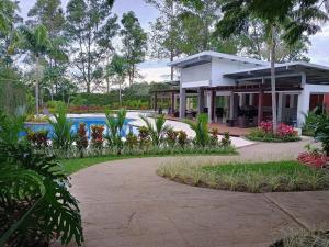 una casa con giardino e piscina di Hospedaje cómodo con oficina a Heredia