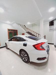 卡拉奇Rose Palace Guest House的白色的汽车停在白色的房间