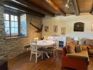a kitchen and dining room with a table and chairs at Hotel Ço De Pierra in Betrén