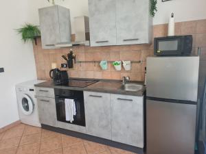 Η κουζίνα ή μικρή κουζίνα στο La casa di Pepe - Appartamento centrale luminoso +14 φωτογραφίες