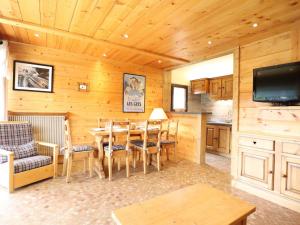 a kitchen and dining room with a table and chairs at Appartement cosy près du centre et des pistes avec balcon, parking, 6 couchages - FR-1-623-305 in Les Gets