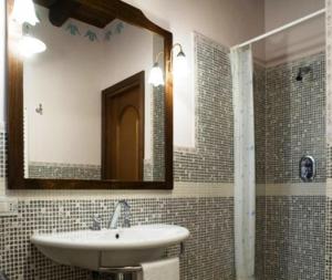 ein Badezimmer mit Waschbecken und Spiegel in der Unterkunft L'Accordo in Vetralla + 24 Fotos