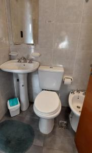 ein Badezimmer mit Toilette und Waschbecken in der Unterkunft Duplex temporario Santa Fe in Santa Fe