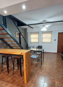 ein Raum mit einem Tisch und Stühlen und einer Treppe in der Unterkunft Duplex temporario Santa Fe in Santa Fe
