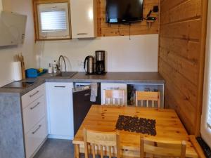 Kuchnia lub aneks kuchenny w obiekcie Modern holiday homes for 8 people with the pool