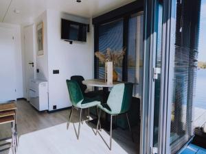Μια τηλεόραση ή/και κέντρο ψυχαγωγίας στο Luxury Houseboat Getaway