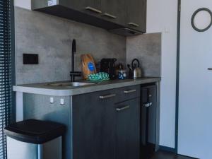 Η κουζίνα ή μικρή κουζίνα στο Luxury Houseboat Getaway +31 φωτογραφίες