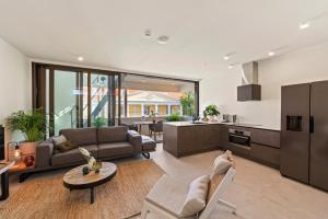 una sala de estar con un sofá y una mesa en Island Time Retreat, en Willemstad