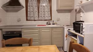 a small kitchen with a sink and a microwave at Gîte la Lanterne transition écologique avec borne de recharge 7kw Site sous vidéo protection in Nalzen