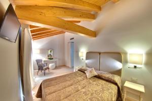 A bed or beds in a room at Agriturismo Ca' Beatrice - Venice Airport