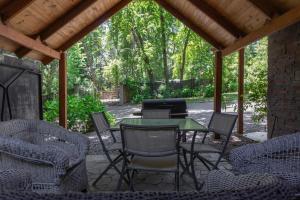 a patio with a table and chairs under a pavilion at Cabañas lo de Victoria in Vilches