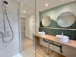 Ένα μπάνιο στο Gîte 15 personnes Sauna et Spa +61 φωτογραφίες
