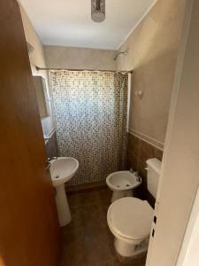 un piccolo bagno con un water e un lavandino di Costa magica a Las Grutas