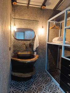 un bagno con lavandino e specchio di HOTEl NUSS a San Roque