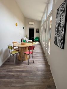 a dining room with a table and chairs at Logement T3 centre-ville in Muret